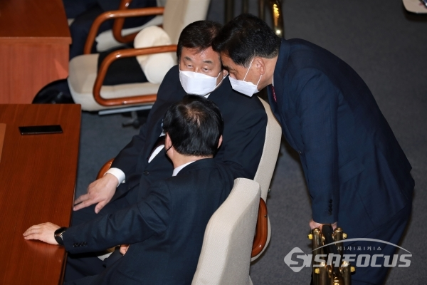 심재철 원내대표와 김무성 의원, 이주영 의원이 대화를 나누고 있다. [사진 / 오훈 기자]