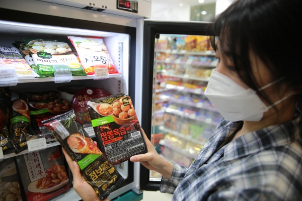 GS25에서 고객이 냉동상품을 살펴보고 있다. ⓒGS25
