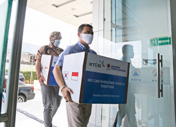 KT&G가 지난 5일 인도네시아 정부에 1억원 상당의 코로나19 진단키트를 지원했다.  ⓒKT&G