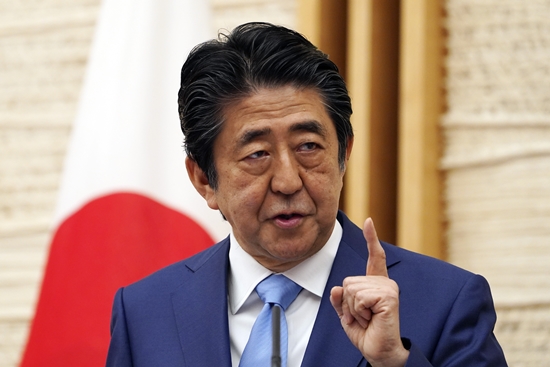 아베 신조 일본 총리가 4일 도쿄 총리관저에서 기자회견을 하고 있다. ⓒ뉴시스