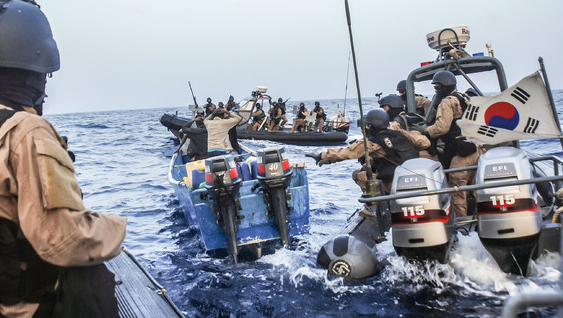 사진은 해적 의심선박을 확인하고 퇴치하는 청해부대 1진(문무대왕함) 모습 / ⓒ뉴시스-해군