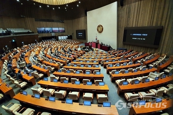 [시사포커스 오훈 기자] 8일 오후 서울 여의도 국회 본청에서 열린 제377회 국회(임시회) 제4차 본회의에서 '대한민국 헌법 개정안'이 미래통합당 의원들의 불참속에 의결정족수 부족으로 투표 불성립이 선포됐다.