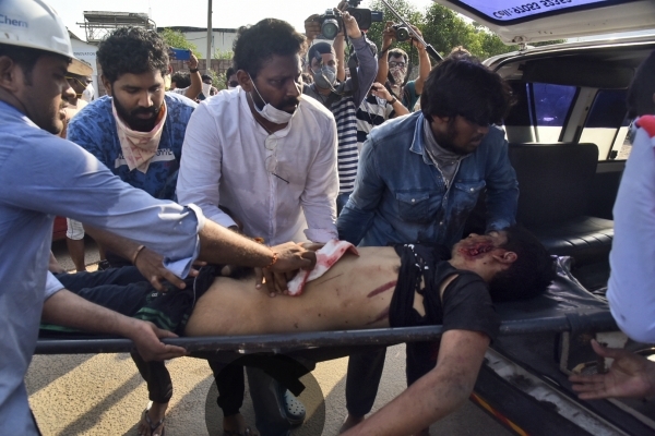 7일(현지시간) 인도 인드라프라데시 주 비사카파트남 LG폴리머스인디아 화학공장에서 가스누출 사고가 발생한 가운데 부상자를 옮기고 있다. ⓒ뉴시스