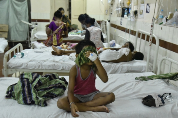 인도 비샤카파트남 화학 공장에서 발생한 가스 누출사고로 피해를 본 어린이들이 병원에서 치료를 받고 있다. ⓒ뉴시스