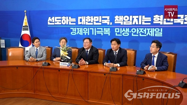 15일 국회에서 김태년 원내대표가 관계자들과 강기정 청와대 정무수석을 접견하고 환담을 나누고 있다. 사진 / 박상민 기자