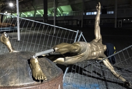즐라탄 이브라히모비치 동상, 발목까지 잘려 쓰러져/ 사진: ⓒAP통신