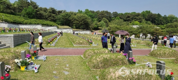 국립 5.18 민주묘지에서 참배하고 있는 유가족들 (사진 / 박영용 기자)