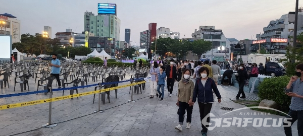 광주 5.18 민주화 운동 40주년 기념식 전야제가 취소되어 행사장에 참석한 광주 시민들이 돌아가고 있다. (사진 /  박영용 기자)