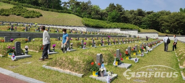 국립 5.18 민주묘지에서 참배하고 있는 유가족들 / ⓒ시사포커스 박영용 기자