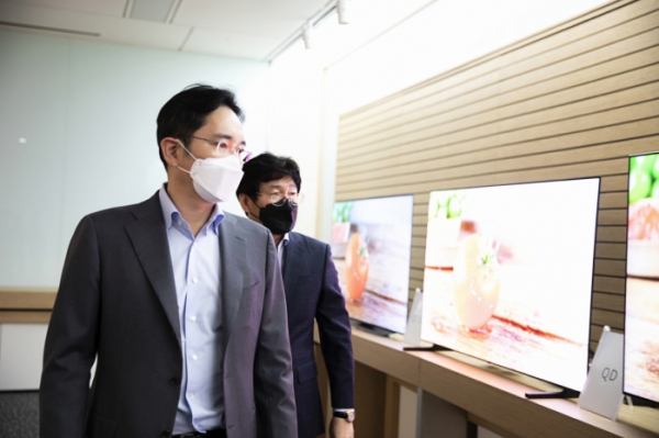 이재용 삼성전자 부회장이 지난 3월 19일 삼성디스플레이 아산사업장에서 제품을 살펴보고 있다. ⓒ삼성전자