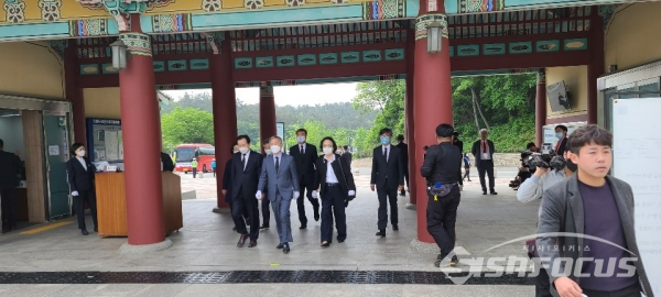 참배를 위해 국립 5.18민주묘지를 찾은 열린민주당 최강욱 대표 (사진 / 박영용 기자)