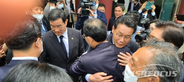 5.18 민주화 운동 관계자와 포옹하는 주호영 원내대표 (사진 / 박영용 기자)