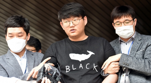 n번방 최초 개설자인 일명 '갓갓' 문형욱(24)이 18일 오후 경북 안동경찰서에 마련된 포토라인에서 "피해자들에게 죄송합니다"고 말한 뒤 검찰에 송치되고 있다 / ⓒ뉴시스