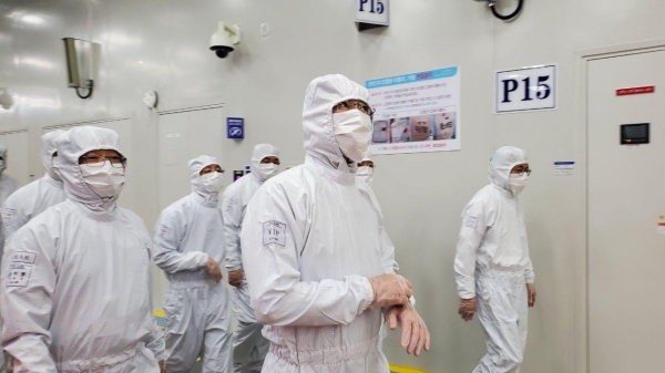 이재용 부회장이 지난 18일 중국 산시성에 위치한 삼성전자 시안반도체 사업장을 찾아 생산 라인을 살펴보고 있다. ⓒ삼성전자