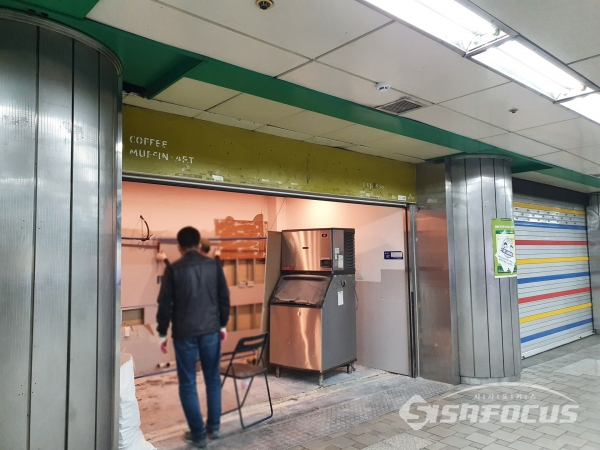 MP그룹이 ‘마노핀’ 매장 수를 대폭 감축하기로 했다. 사진은 서울 지하철 신촌역에 폐점 후 공사 중인 마노핀 매장. ⓒ임현지 기자