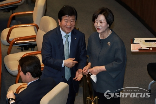 박병석 의원과 김상희 의원이 대화를 하고 있다. [사진 / 오훈 기자]