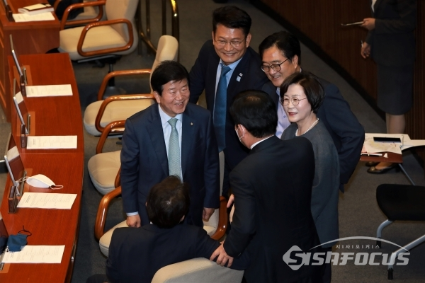 박병석 의원이 동료 의원들의 축하를 받고 있다. [사진 / 오훈 기자]