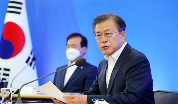 문재인 대통령이 21일 서울 강남구 한국무역협회에서 열린 ‘위기극복을 위한 주요 산업계 간담회’에 참석해 발언하고 있다 / ⓒ뉴시스