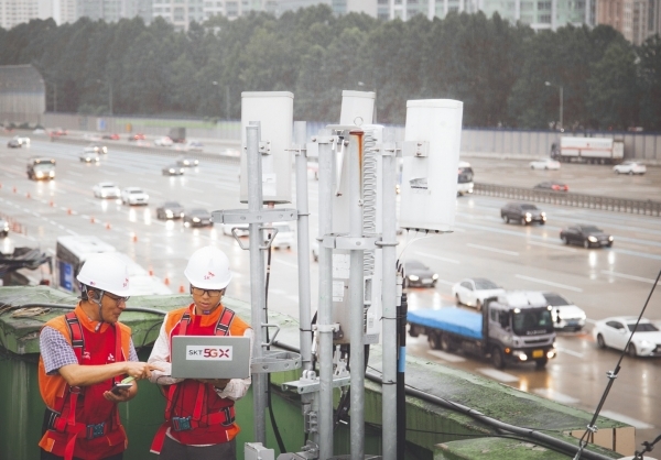 SK텔레콤 직원들이 고속도로 인근에서 5G 네트워크를 점검하고 있다. ⓒSK텔레콤