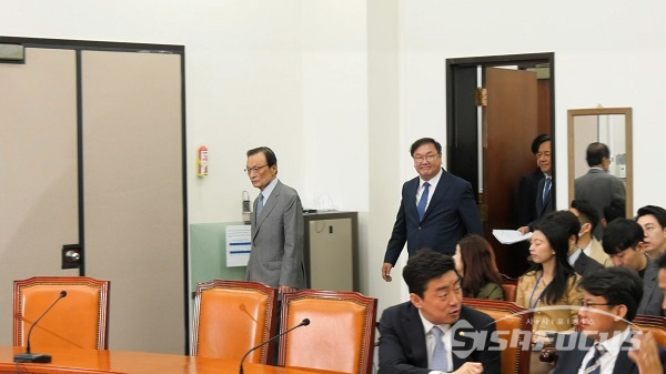 회의실 들어서는 이해찬 대표. 사진 / 박상민 기자