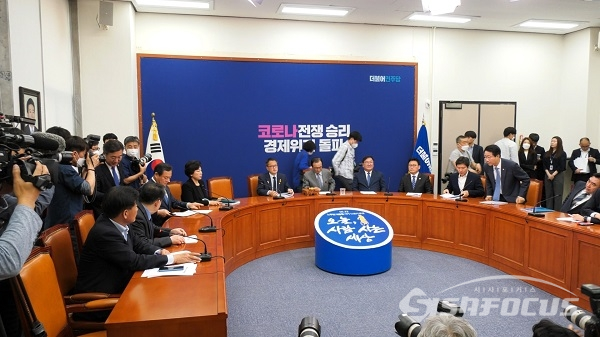 더불어민주당 22일 오전 국회에서 열린 최고위원회의. 사진 / 박상민 기자