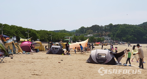 주말인 23일 경기도 안산 영흥도 해변에 나들이 나온 시민들로 붐비는 모습.  사진/강종민 기자