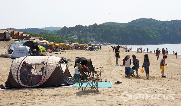 해변에 텐트를 치고 주말을 즐기는 풍경이 한여름 피서철을 방불케한다.   사진/강종민 기자