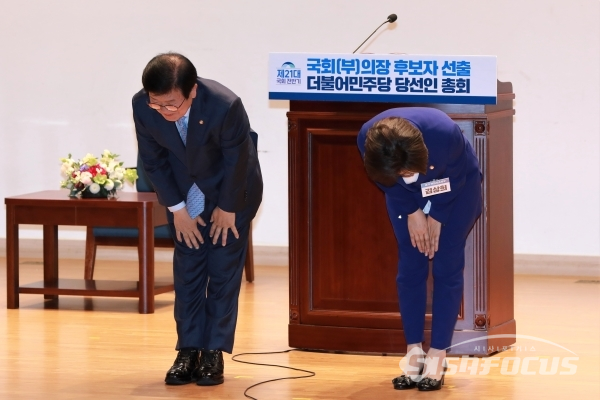 박병석 의원과 김상희 의원이 인사를 하고 있다. [사진 /오훈 기자]