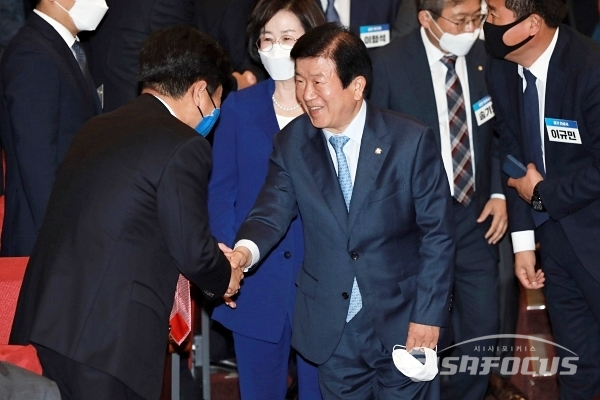 박병석 국회의장 후보가 당선인들과 인사를 하고 있다. [사진 /오훈 기자]
