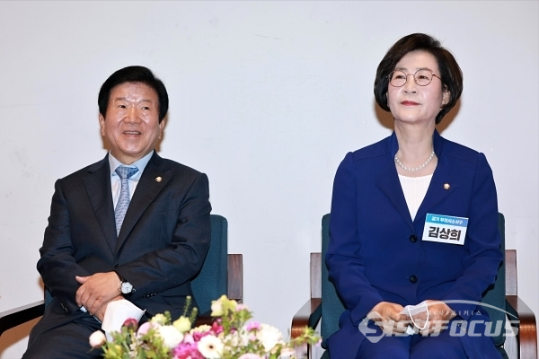 박병석 의원과 김상희 의원이 당선자 총회에 참석했다. [사진 /오훈 기자]