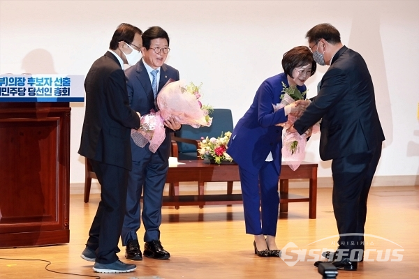 박병석 의원과 김상희 의원이 축하 꽃다발을 전달받고 있다. [사진 /오훈 기자]