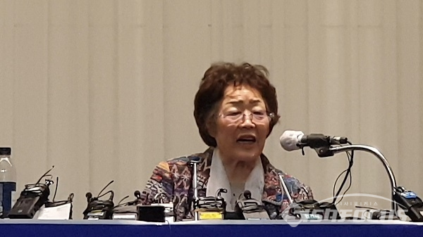 일본군 위안부 피해자인 여성인권운동가 이용수 할머니가 25일 오후 대구 수성구 인터불고호텔에서 기자회견을 하고 있다. 사진 / 김대섭 기자