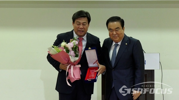 김선동 의원이 문희상 의장으로부터 공로패를 받고 있다. 사진 / 김병철 기자