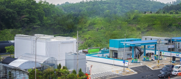 GS칼텍스가 강동구 소재 주유소·LPG부지에 수소충전소(사진 왼쪽)을 더해 융복합 스테이션을 오픈했다. ⓒGS칼텍스