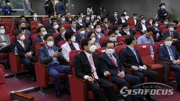 [시사포커스 / 김병철 기자] 미래통합당이 27일 오후 국회 의원회관에서 전국조직위원장 회의을 개최했다.