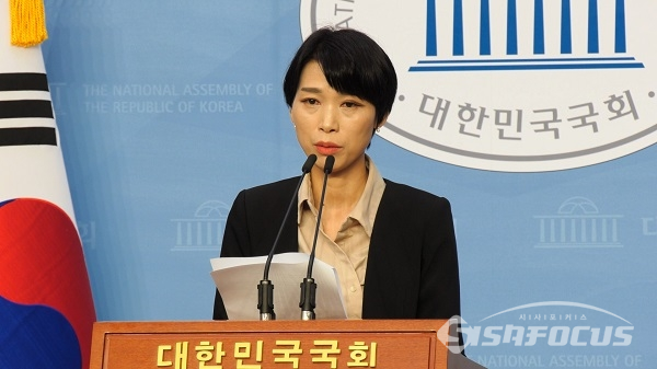김정화 대표가 퇴임 기자회견을 하고 있다. 사진 / 박상민 기자
