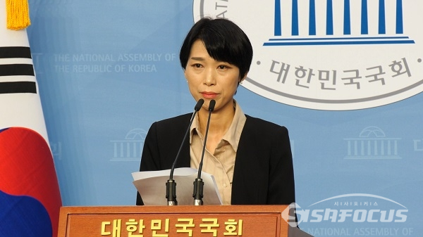 퇴임 기자회견하는 김정화 민생당 대표. 사진 / 박상민 기자