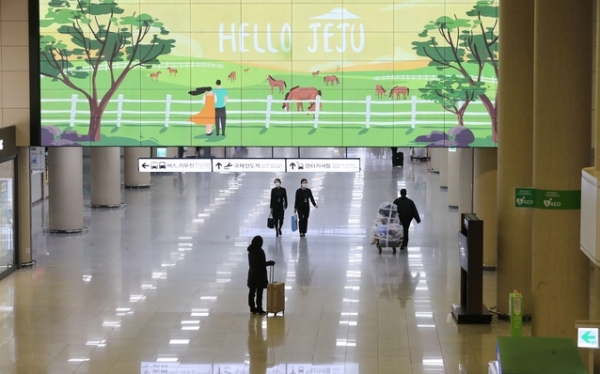 코로나19가 확산된 지난 2월 26일 제주국제공항 대합실에 이용객들이 없어 한산한 모습을 보이고 있다. ⓒ뉴시스
