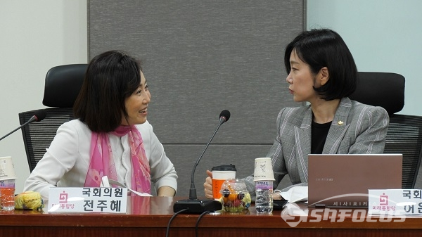 전주혜-허은아 의원이 대화를 나누고 있다. 사진 / 박상민 기자