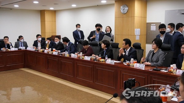 초선 공부모임에 참석한 의원들. 사진 / 박상민 기자