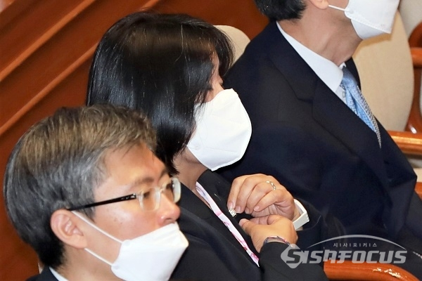 윤미향 의원이 국회의원 배지를 달고 있다. [사진 / 오훈 기자]