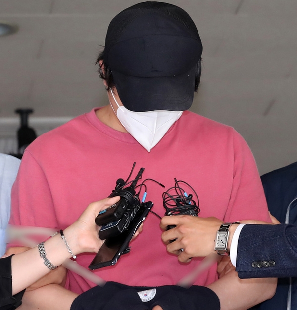 서울역 묻지마 폭행 사건 관련 상해 혐의를 받고 있는 이모씨가 전날 구속 전 피의자 심문(영장실질심사)를 받는 서울중앙지법으로 가기 위해 서울 용산구 용산경찰서를 나서고 있다 / ⓒ뉴시스