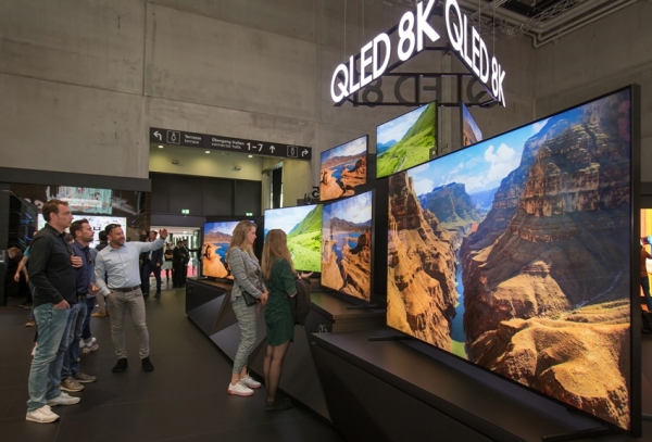 지난 9월 독일 베를린에서 열린 유럽 최대 가전전시회 ‘IFA 2019’ 에서 관람객들이 삼성전자의 QLED 8K TV를 살펴보고 있다. ⓒ삼성전자