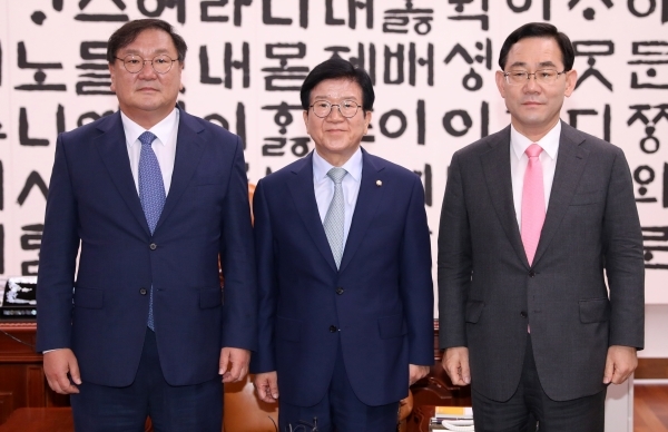 박병석 신임 국회의장과 김태년 원내대표, 주호영 원내대표가 회동하고 있다.?