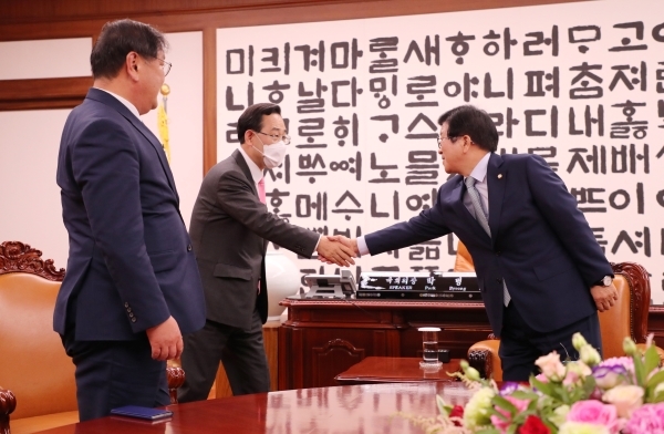 박병석 국회의장과 주호영 원내대표가 악수하고 있다.?