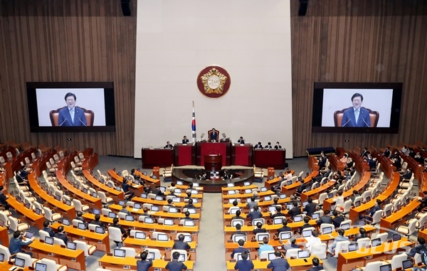 미래통합당 의원들 자리가 비어있는 가운데 박병석 신임 국회의장을 선출한 5일 국회 본회의장의 모습. 사진 / 오훈 기자