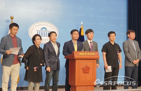 지성호 미래통합당 의원이 8일 오후 국회 소통관에서 탈북자 단체 대표들과 함께 대북전단 관련 기자회견을 진행하고 있다. 사진 / 김민규 기자