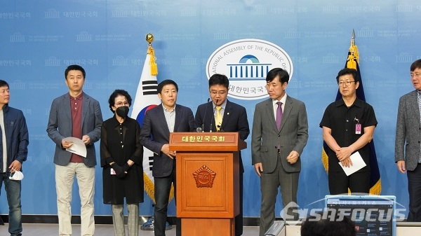 북한이탈주민체 대표들이 8일 오후 국회 소통관에서 대북전단 및 북한인권 관련 입장 발표 기자회견을 하고 있다. 사진 / 박상민 기자