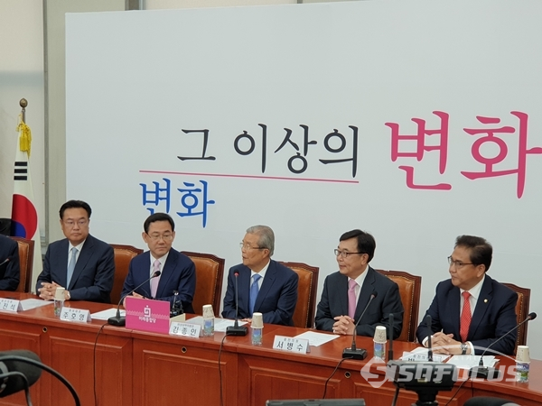 김종인 비상대책위원장이 미래통합당 중진 의원들과 10일 오전 국회에서 회의를 진행하고 있다. 사진 / 김민규 기자