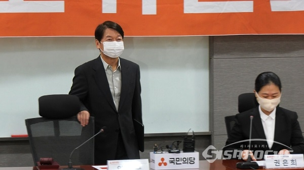 안철수 대표가 최고위원회에 참석 자리에 앉고 있다. 사진 / 박상민 기자